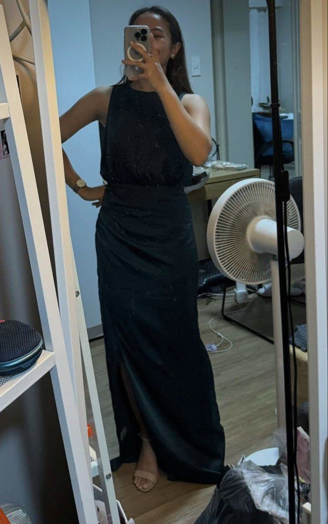 Chancery Emerald Green Maxi Dress (Category: Dresses) located in Pasay City. Submitted by apgavi (Listing ID 1416260511, Image 2). Description: - Emerald green maxi dress - Flattering silhouette - High slit on one side - Suitable for formal events - Slight sheen fabric -Used only once to attend a wedding.