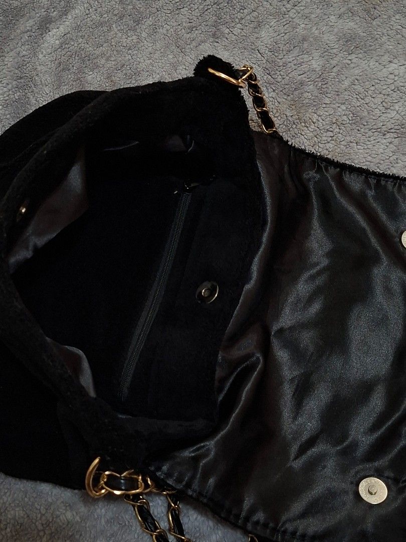Chanel presicion VIP bag (Category: Luxury Bags & Wallets) located in Santiago. Submitted by dc_daily_thrift (Listing ID 1442086728, Image 3). Description: - Chanel presicion VIP bag - Black leather CC logo - Gold chain strap - Tassel detail on the side - Versatile for everyday or evening use - Spacious enough for essentials.
