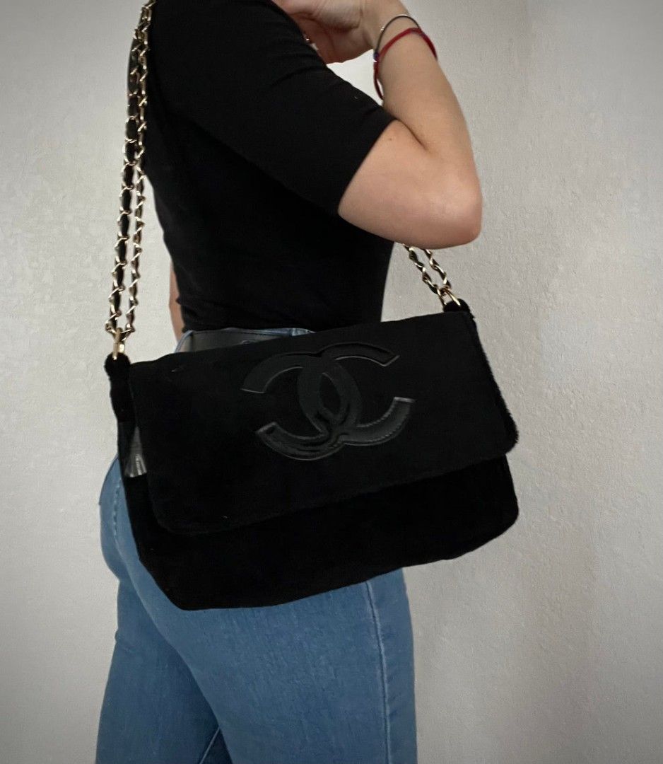 Chanel presicion VIP bag (Category: Luxury Bags & Wallets) located in Santiago. Submitted by dc_daily_thrift (Listing ID 1442086728, Image 1). Description: - Chanel presicion VIP bag - Black leather CC logo - Gold chain strap - Tassel detail on the side - Versatile for everyday or evening use - Spacious enough for essentials.