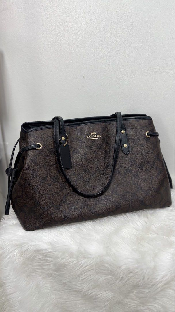 Coach drawstring mahogany (Category: Luxury Bags & Wallets) located in Quezon City. Submitted by aloracollections_ (Listing ID 1442006481, Image 1). Description: .