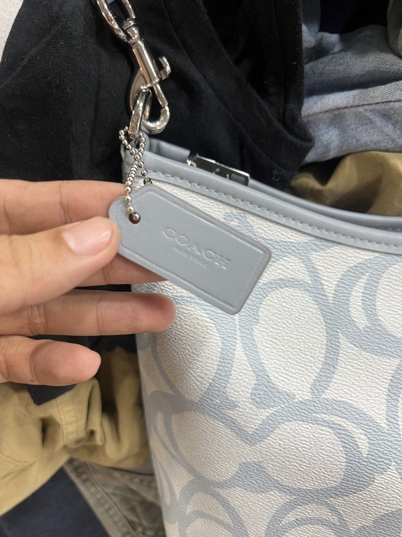 Coach Laurel Shoulder Bag Sketch (Category: Luxury Bags & Wallets) located in Bacolod City. Submitted by novymae23 (Listing ID 1441978649, Image 3). Description: Coach Laurel Shoulder Bag in Sketch Signature Size medium Excellent Condition.