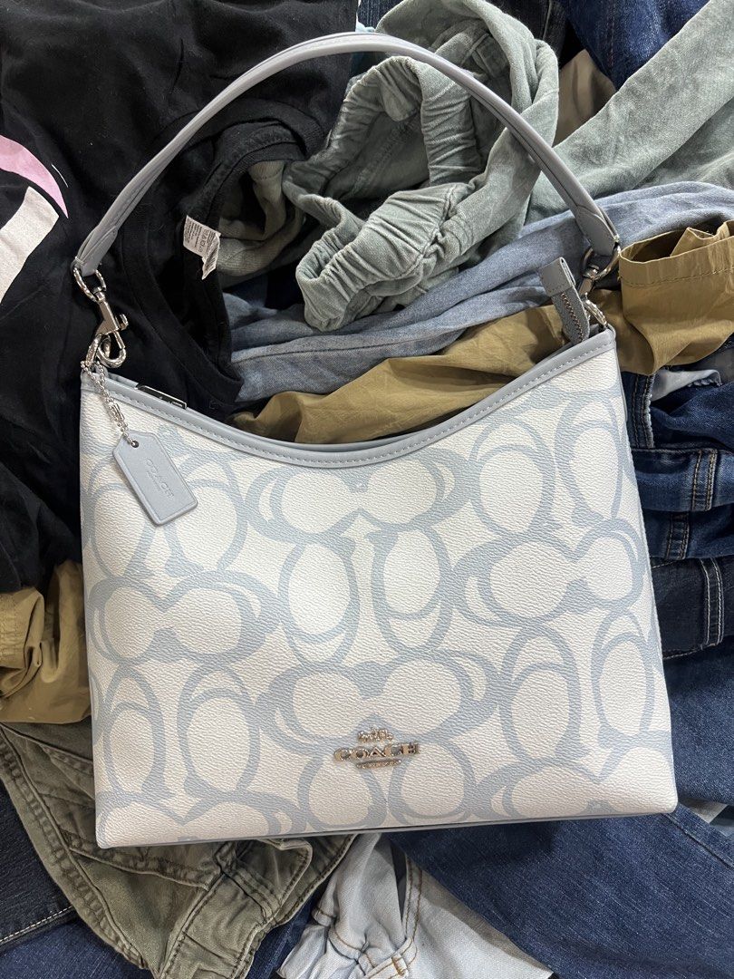 Coach Laurel Shoulder Bag Sketch (Category: Luxury Bags & Wallets) located in Bacolod City. Submitted by novymae23 (Listing ID 1441978649, Image 1). Description: Coach Laurel Shoulder Bag in Sketch Signature Size medium Excellent Condition.