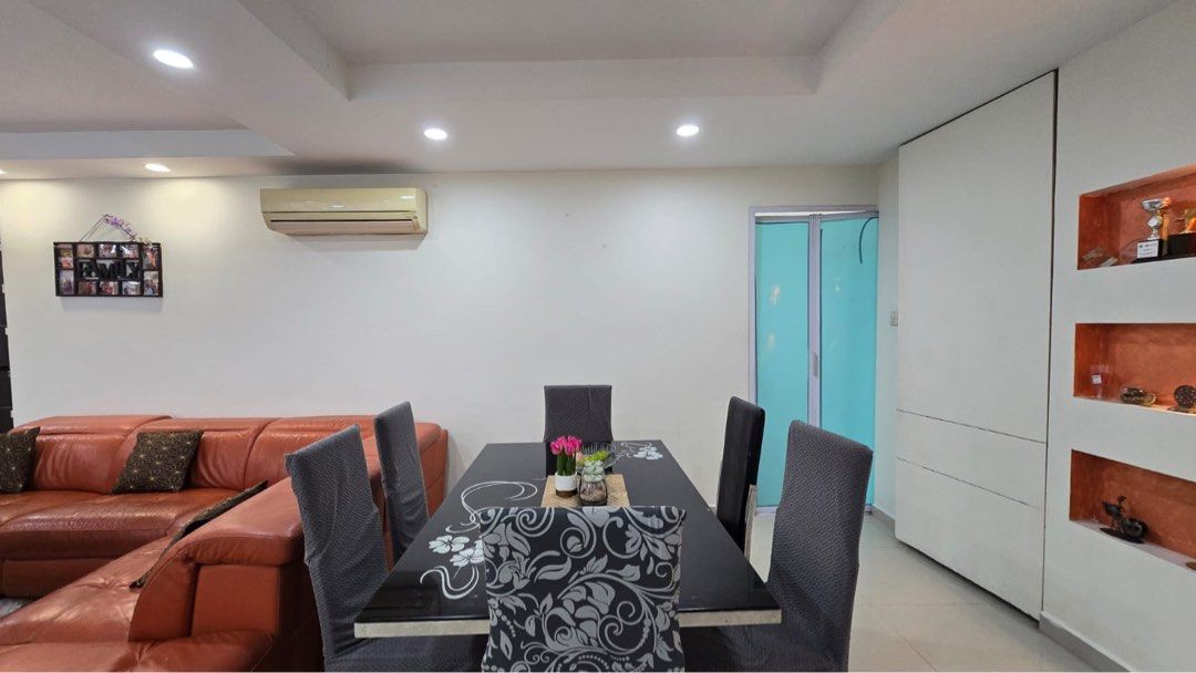 Dining table (Category: Tables & Sets) located in Singapore. Submitted by ghanta.satya (Listing ID 1441973749, Image 1). Description: High quality dining table , stain less steel and glass top including 4 stainless steel chairs. Bought in courts. Moving out hence let it go .