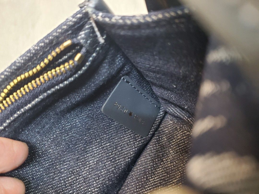 Dior kilikili bag (Category: Luxury Bags & Wallets) located in Manila. Submitted by althearayala0621 (Listing ID 1442024823, Image 3). Description: Dior kilikili bag Canvas coded Dior under zip.