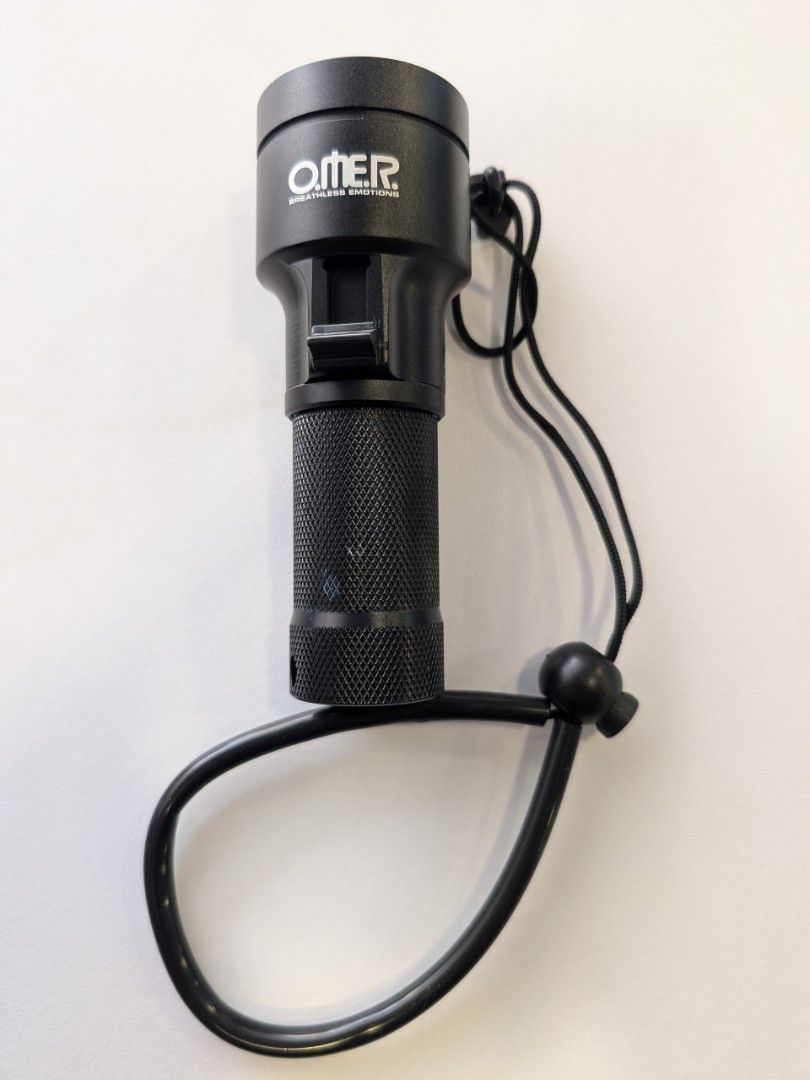 Diving torch (Category: Other Sports Equipment and Supplies) located in Singapore. Submitted by dekzc (Listing ID 1442044671, Image 1). Description: Battery leak stain (2nd picture) 3 x AAA battery (not included) 1000 Lumen.