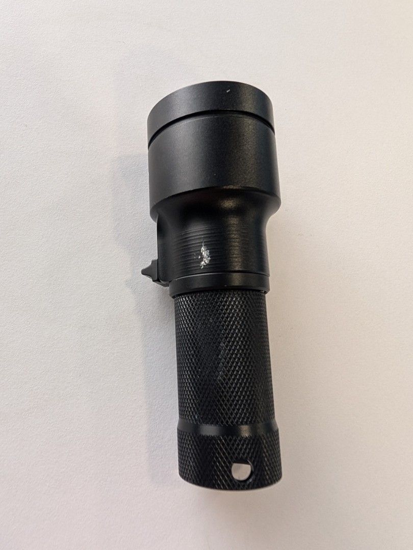 Diving torch (Category: Other Sports Equipment and Supplies) located in Singapore. Submitted by dekzc (Listing ID 1442044671, Image 2). Description: Battery leak stain (2nd picture) 3 x AAA battery (not included) 1000 Lumen.