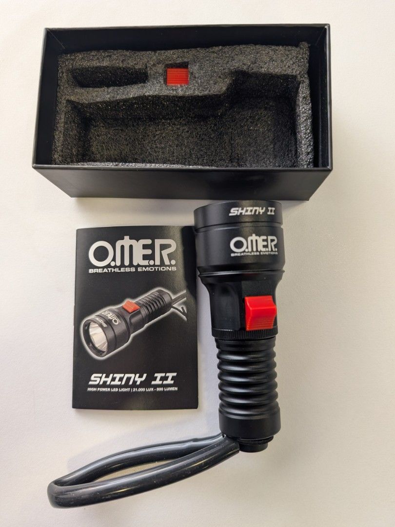 Diving torch (Category: Other Sports Equipment and Supplies) located in Singapore. Submitted by dekzc (Listing ID 1442045688, Image 1). Description: 21,000 lux 800lumen 3 x AAA battery (not included).