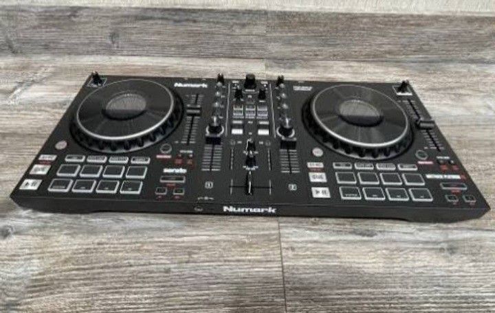 DJ Controller. 2023  Numark FX473575236568371201