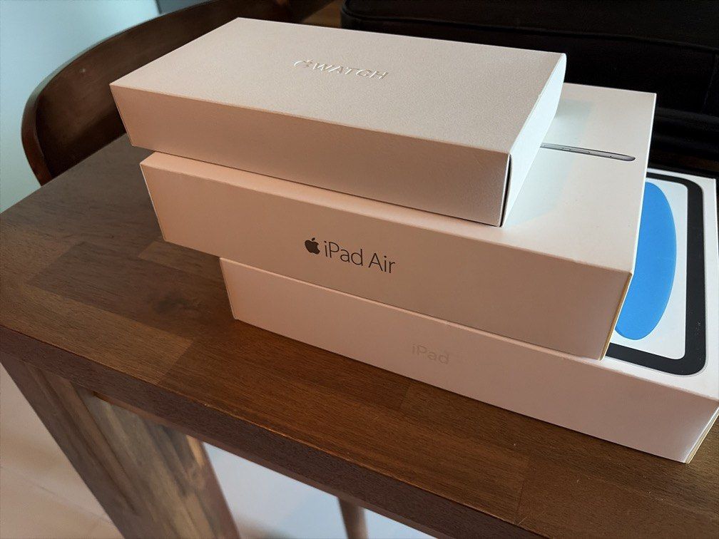 Empty IPad boxes and Iwatch box473643646159441920