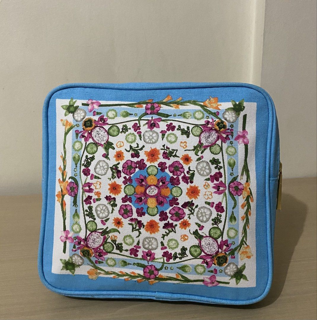 Estee Lauder Floral Canvas Make Up Pouch (Category: Purses & Pouches) located in Cavite. Submitted by chubbsavenue (Listing ID 1442054836, Image 1). Description: .