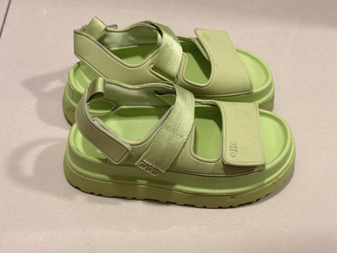 Fashionanle Chunky Sandals (Category: Loafers) located in Mandaluyong City. Submitted by armcpu (Listing ID 1442024927, Image 1). Description: Very Fashionable Perfect for Summer Outfit .