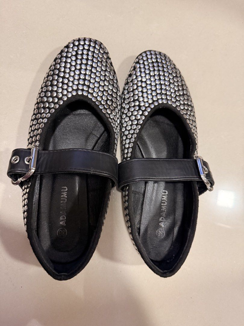 Flat Fashionable Shoes (Category: Flats & Sandals) located in Mandaluyong City. Submitted by armcpu (Listing ID 1442023939, Image 3). Description: Fashionable and Comfortable to wear.