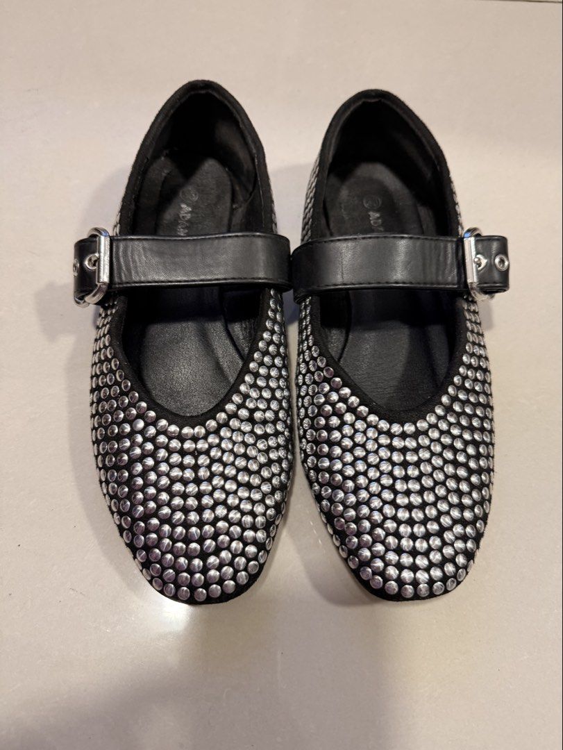 Flat Fashionable Shoes (Category: Flats & Sandals) located in Mandaluyong City. Submitted by armcpu (Listing ID 1442023939, Image 1). Description: Fashionable and Comfortable to wear.