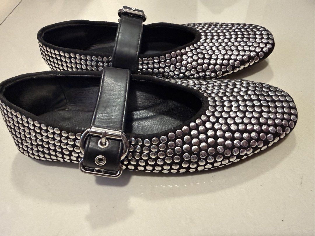 Flat Fashionable Shoes (Category: Flats & Sandals) located in Mandaluyong City. Submitted by armcpu (Listing ID 1442023939, Image 2). Description: Fashionable and Comfortable to wear.