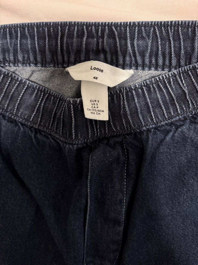 H&M Loose Fit Denim Cargo Pants (Category: Jeans) located in Quezon City. Submitted by tulip03 (Listing ID 1442036617, Image 3). Description: - H&M Dark Wash Denim Cargo Pants - Size: S - Fit: Loose with elastic waistband - Pockets: Two side, two back, and side cargo pockets - Style: Comfortable and stylish for everyday wear.