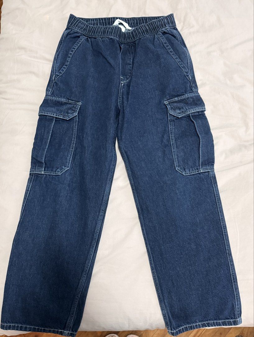 H&M Loose Fit Denim Cargo Pants (Category: Jeans) located in Quezon City. Submitted by tulip03 (Listing ID 1442036617, Image 1). Description: - H&M Dark Wash Denim Cargo Pants - Size: S - Fit: Loose with elastic waistband - Pockets: Two side, two back, and side cargo pockets - Style: Comfortable and stylish for everyday wear.