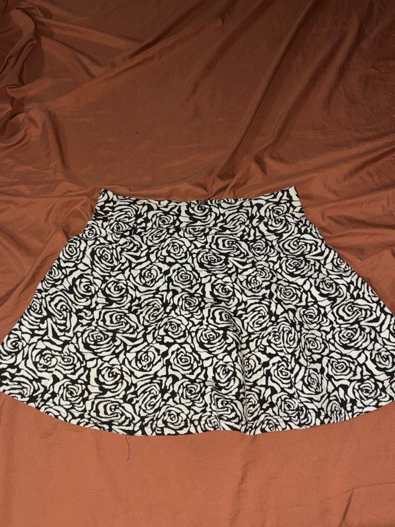 H&M Rosette Flowy Mini Skater Skirt (Category: Skirts) located in Quezon City. Submitted by _stphnlswardrobe (Listing ID 1442055975, Image 1). Description: Brand: H&M Size: S on tag; 30 in waist, 16 in length Condition: Like New Note: MOD: Lalamove, GGX ONLY MOP: GCash, Maya ONLY Loc: QC.
