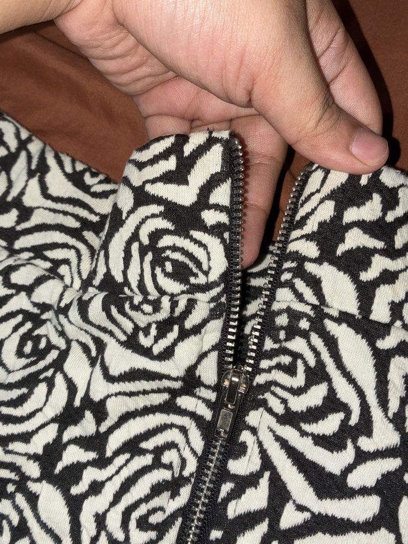 H&M Rosette Flowy Mini Skater Skirt (Category: Skirts) located in Quezon City. Submitted by _stphnlswardrobe (Listing ID 1442055975, Image 3). Description: Brand: H&M Size: S on tag; 30 in waist, 16 in length Condition: Like New Note: MOD: Lalamove, GGX ONLY MOP: GCash, Maya ONLY Loc: QC.