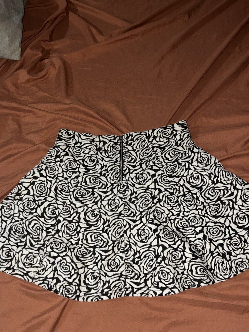 H&M Rosette Flowy Mini Skater Skirt (Category: Skirts) located in Quezon City. Submitted by _stphnlswardrobe (Listing ID 1442055975, Image 2). Description: Brand: H&M Size: S on tag; 30 in waist, 16 in length Condition: Like New Note: MOD: Lalamove, GGX ONLY MOP: GCash, Maya ONLY Loc: QC.