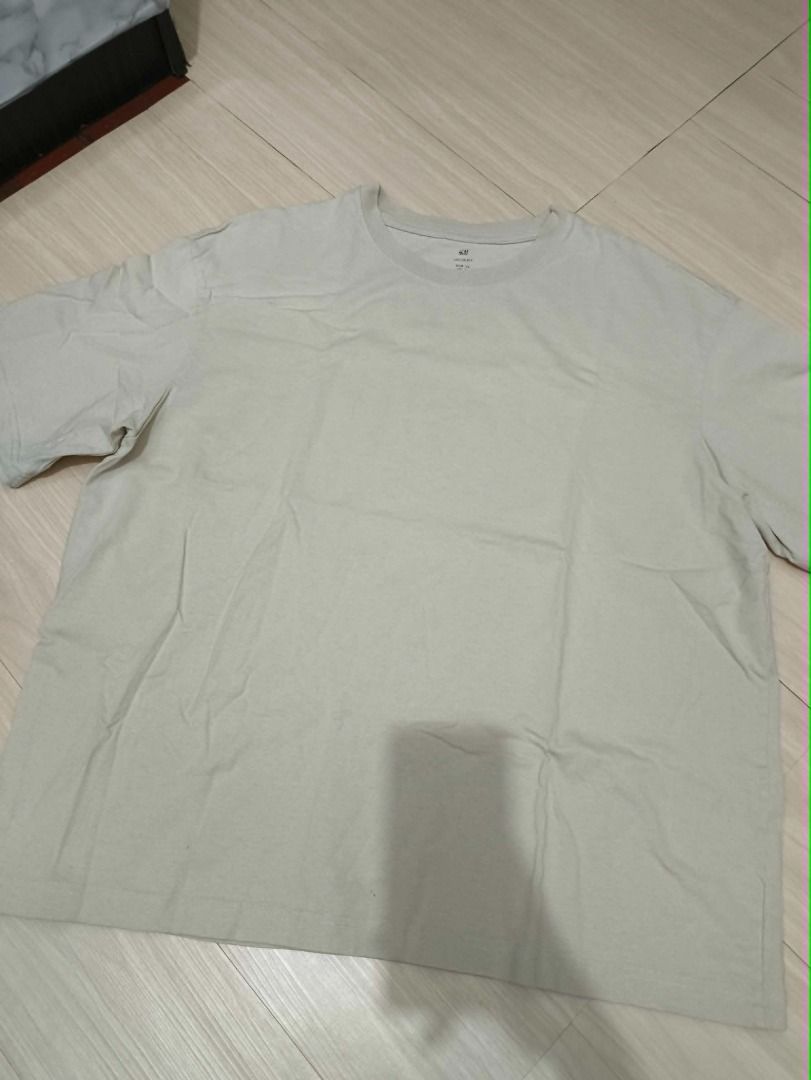 H&M T-shirt - Light Beige (Category: Tshirts & Polo Shirts ) located in Manila. Submitted by weyt_k (Listing ID 1442125205, Image 1). Description: Style: Basic T-shirt - Neckline: Crew Neck - Material: Soft fabric Quality unisex thrift clothes in good condition. All prints are still good, with no major issues or damage. Most items only need ironing. Sizes are indicated in each photo. .