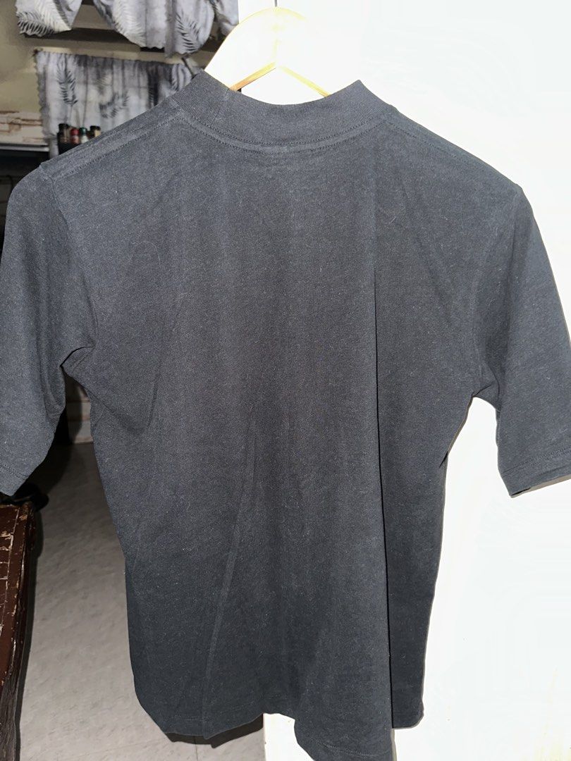 HTP Clothing Black Tshirt (Category: Shirts) located in Valenzuela. Submitted by _minchin (Listing ID 1442107123, Image 2). Description: - Basic black t-shirt - Mock neck design - Short sleeves - Simple and versatile - Perfect for layering or wearing solo - Easy to pair with any outfit - A must-have staple piece.