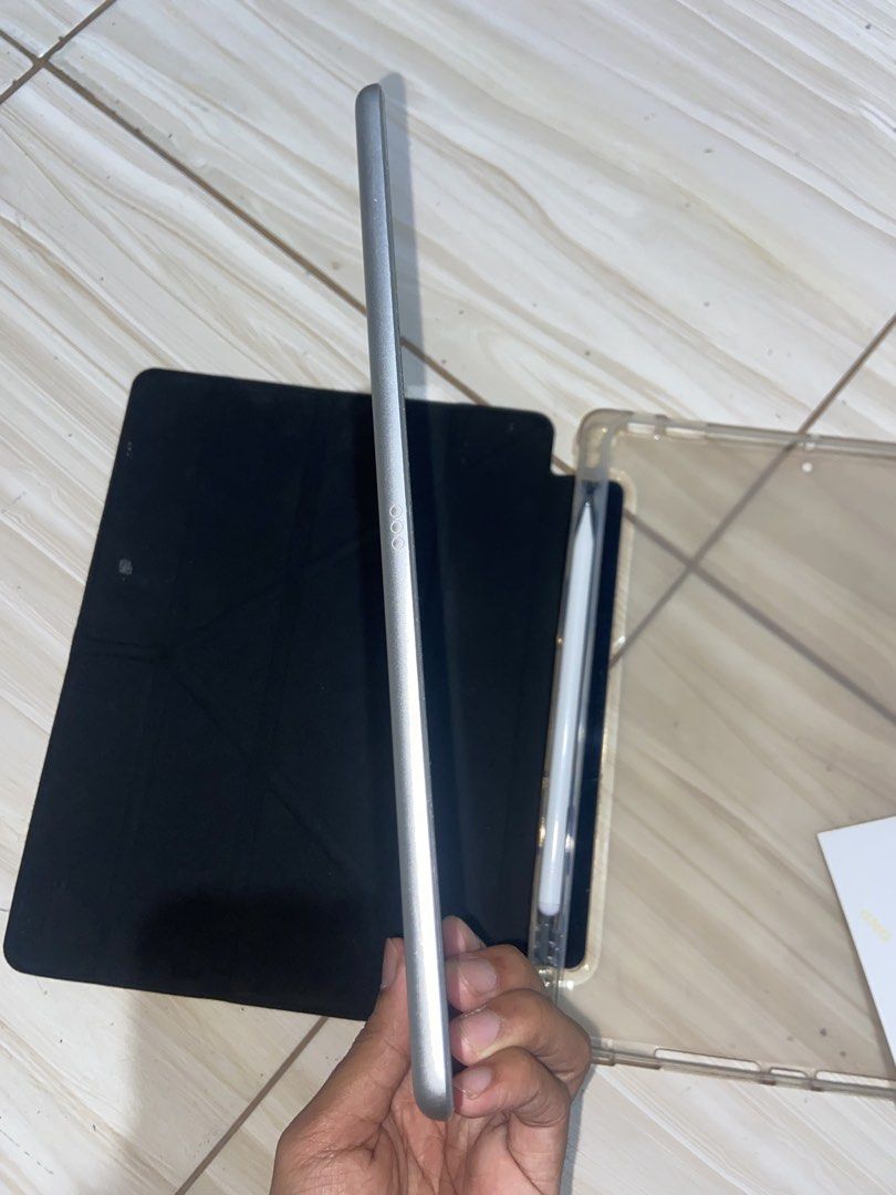 Ipad 7th gen 128gb (Category: iPad) located in Lubao. Submitted by jivss (Listing ID 1442094599, Image 3). Description: ipad 7th gen 128gb inclusion: case goojodoq pencil issue: touch id not working may dumi sa loob ng screen pero di naman halata pag di white screen last price sa sure buyer .