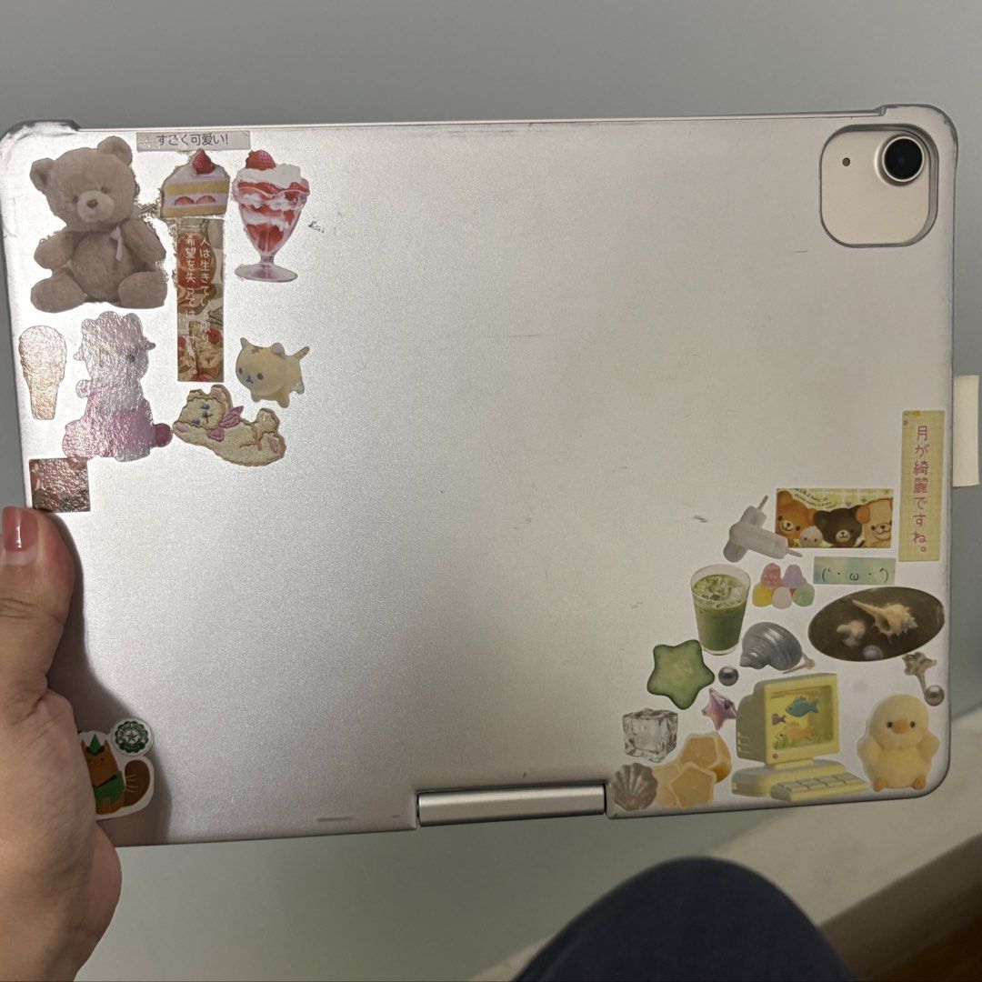 Ipad Rotating Keyboard (Category: Cases & Sleeves) located in Mandaluyong City. Submitted by satinjuniper (Listing ID 1442077723, Image 3). Description: - Fully functional keyboard for ipad models - fits ipad air 4/5th gen and ipad pro 11 - rotating, easy use from ipad alone to a mini laptop - see pics for flaws - connects easily and no issues with keyboard - personally think it's cutesy - rfs: need funds (personally wouldn't let this go but here