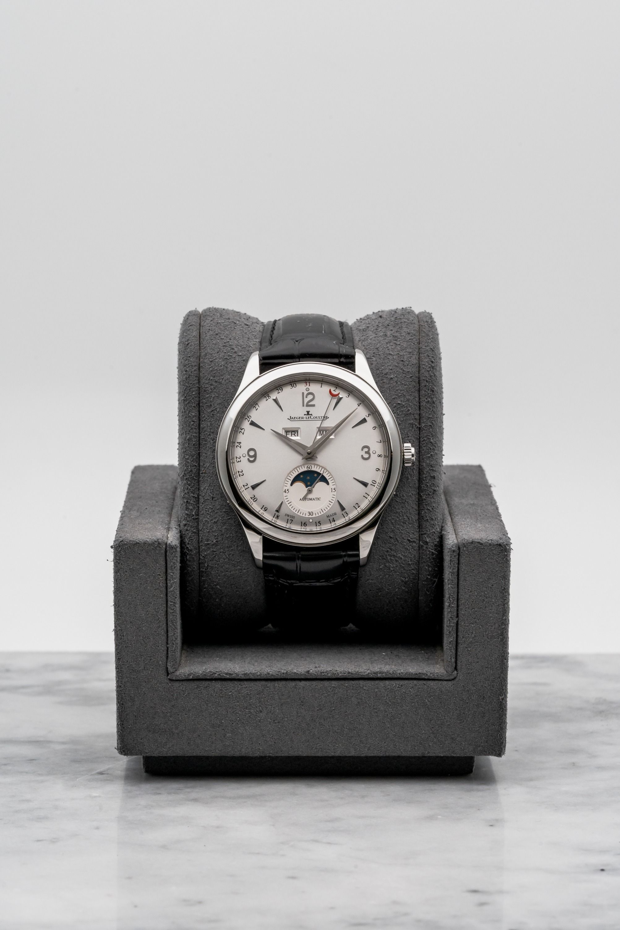 Jaeger-LeCoultre Master Calendar Q1558420 Stainless Steel, Silver Dial • 2017 • 📦 & 📄 (Category: Watches) located in Singapore. Submitted by timetells (Listing ID 1442023812, Image 1). Description: Brand: Jaeger-LeCoultre Model: Master Calendar Reference Number: Q1558420 Year: 2017 Case Size: 39 mm Case Material: Stainless Steel Dial: Silver Sunburst Dial with Triple Calendar, Moonphase & Pointer Date Strap: Black Leather Strap with Stainless S