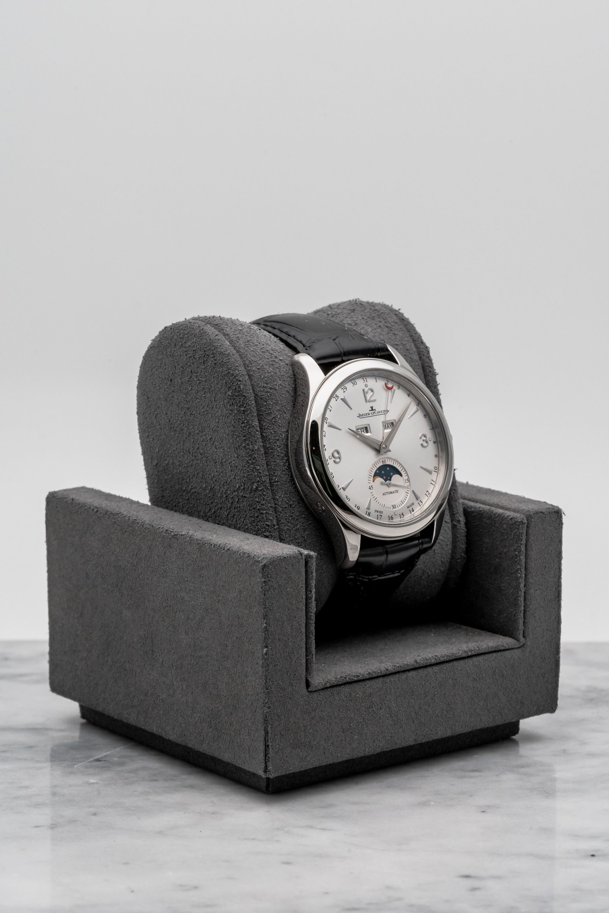 Jaeger-LeCoultre Master Calendar Q1558420 Stainless Steel, Silver Dial • 2017 • 📦 & 📄 (Category: Watches) located in Singapore. Submitted by timetells (Listing ID 1442023812, Image 3). Description: Brand: Jaeger-LeCoultre Model: Master Calendar Reference Number: Q1558420 Year: 2017 Case Size: 39 mm Case Material: Stainless Steel Dial: Silver Sunburst Dial with Triple Calendar, Moonphase & Pointer Date Strap: Black Leather Strap with Stainless S