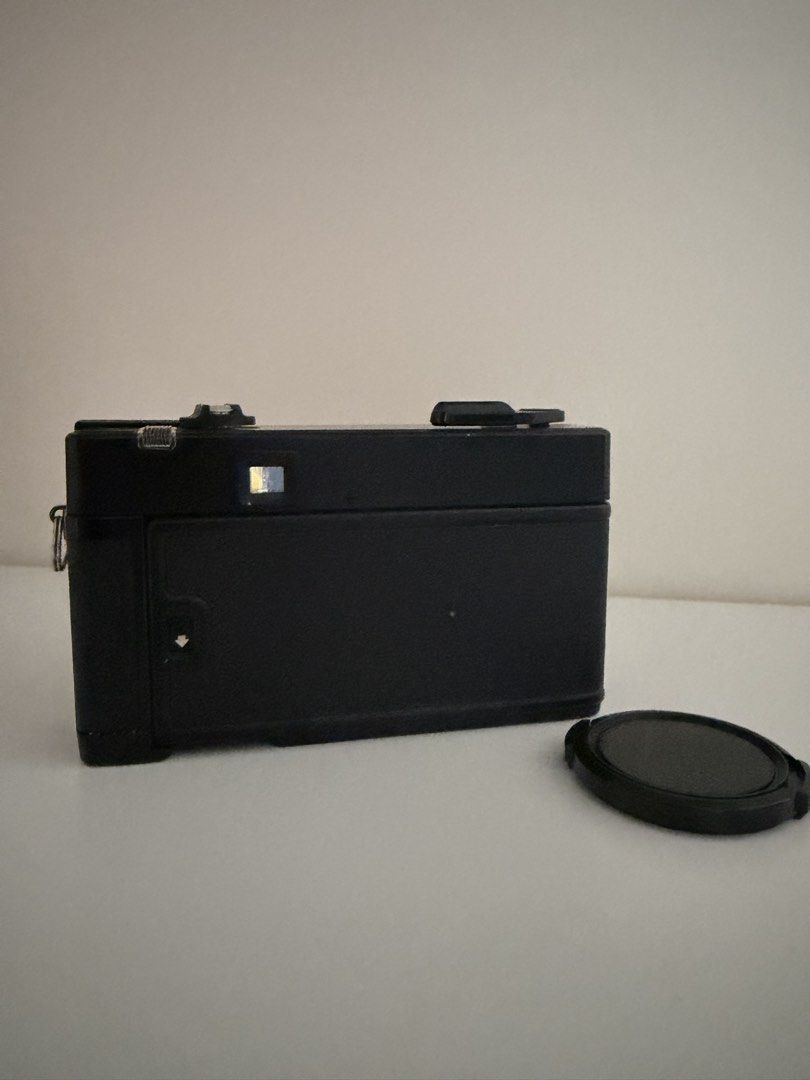Konica C35 AF (Category: Cameras) located in Manila. Submitted by prelovedbygabrielle988 (Listing ID 1442034787, Image 2). Description: NEVER USED AND TESTED Bought from filmroll.ph (but never used it) Body Condition: 10/10 (mint condition) Fully functional, no issues No haze or fungus Clear viewfinder Flash Working Uses 2 AA Battery (not included) With lens cap included.