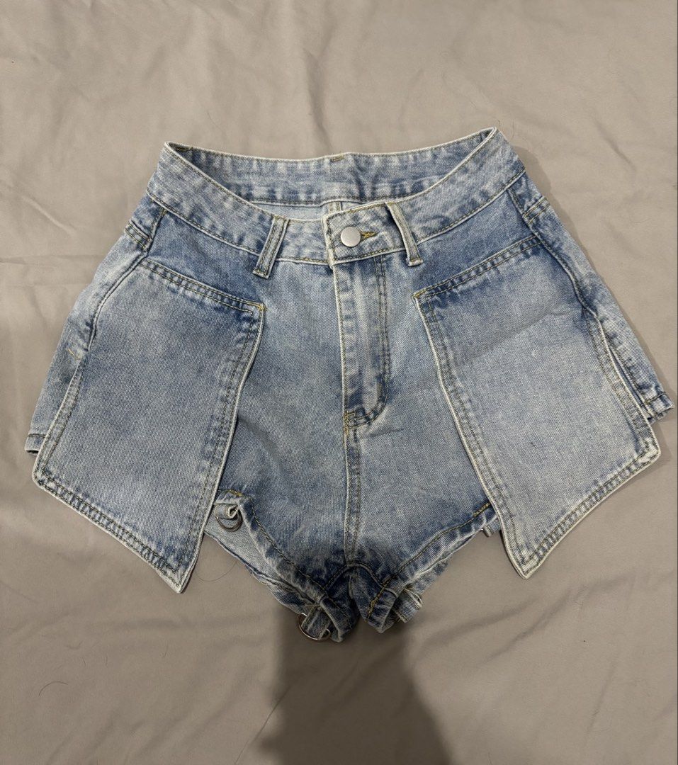 Light Denim Shorts w/ Pockets (Size 26-27) (Category: Shorts) located in Manila. Submitted by mxrx_ (Listing ID 1442027983, Image 1). Description: .