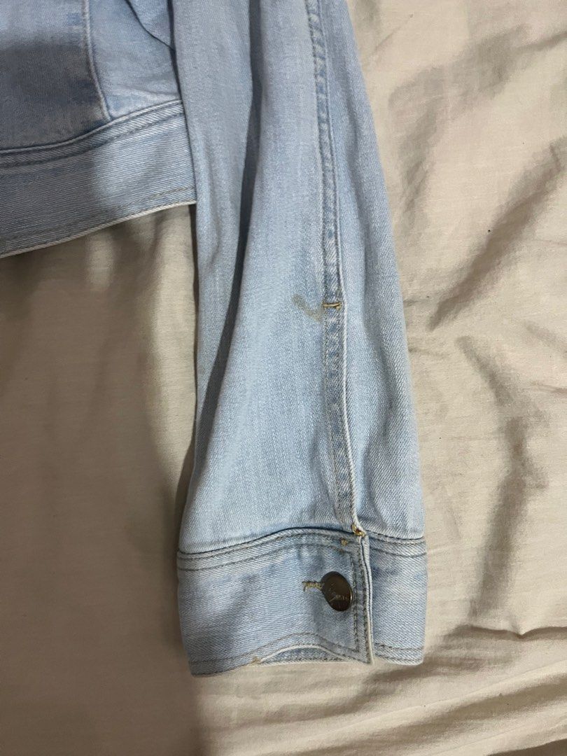 Light Wash Cropped Denim Jacket (Category: Coats, Jackets and Outerwear) located in Manila. Submitted by mxinii (Listing ID 1442113187, Image 2). Description: - Light wash denim jacket - Cropped style - Button-up front - Two chest pockets - Long sleeves with button cuffs - Small mark on left sleeve near cuff - Versatile wardrobe staple.
