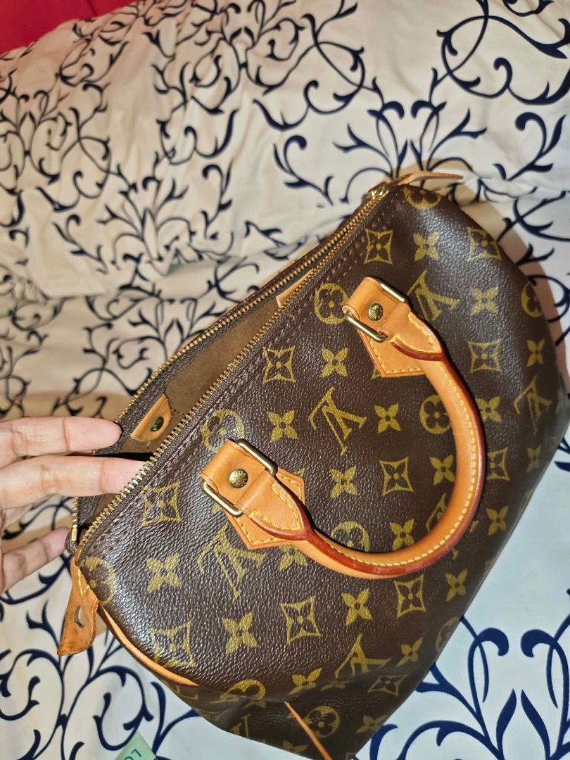 Louis Vuitton Speedy Monogram Handbag (Category: Luxury Bags & Wallets) located in Quezon City. Submitted by hellopatchi (Listing ID 1442017819, Image 2). Description: from Negros With lockset Dust bag - Iconic Louis Vuitton Speedy bag - Classic monogram canvas - Smoothly functioning zipper - Timeless and great for daily use.