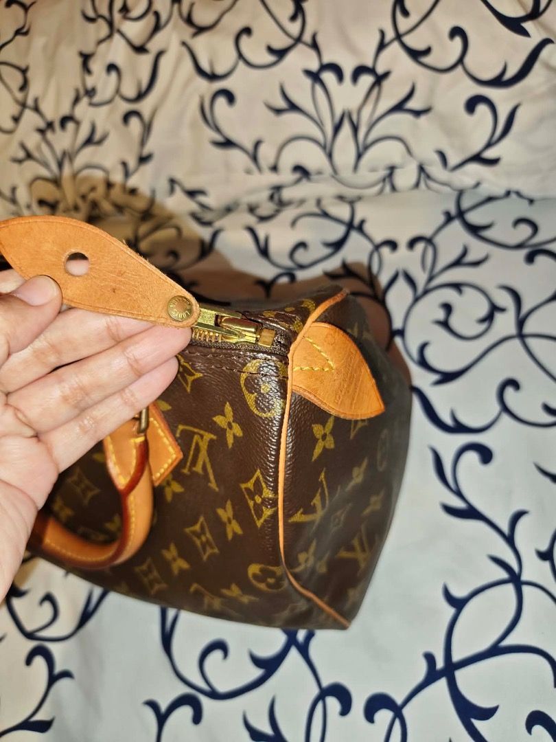 Louis Vuitton Speedy Monogram Handbag (Category: Luxury Bags & Wallets) located in Quezon City. Submitted by hellopatchi (Listing ID 1442017819, Image 3). Description: from Negros With lockset Dust bag - Iconic Louis Vuitton Speedy bag - Classic monogram canvas - Smoothly functioning zipper - Timeless and great for daily use.