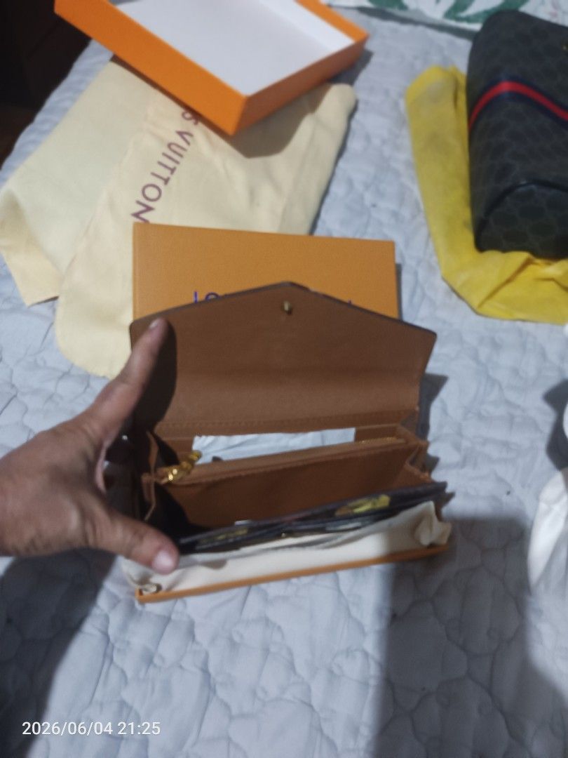 LV (Category: Wallets & Card holders) located in San Fernando. Submitted by belladeguzman (Listing ID 1442038623, Image 3). Description: long wallet LV with box and card good as new from korea 1k price.