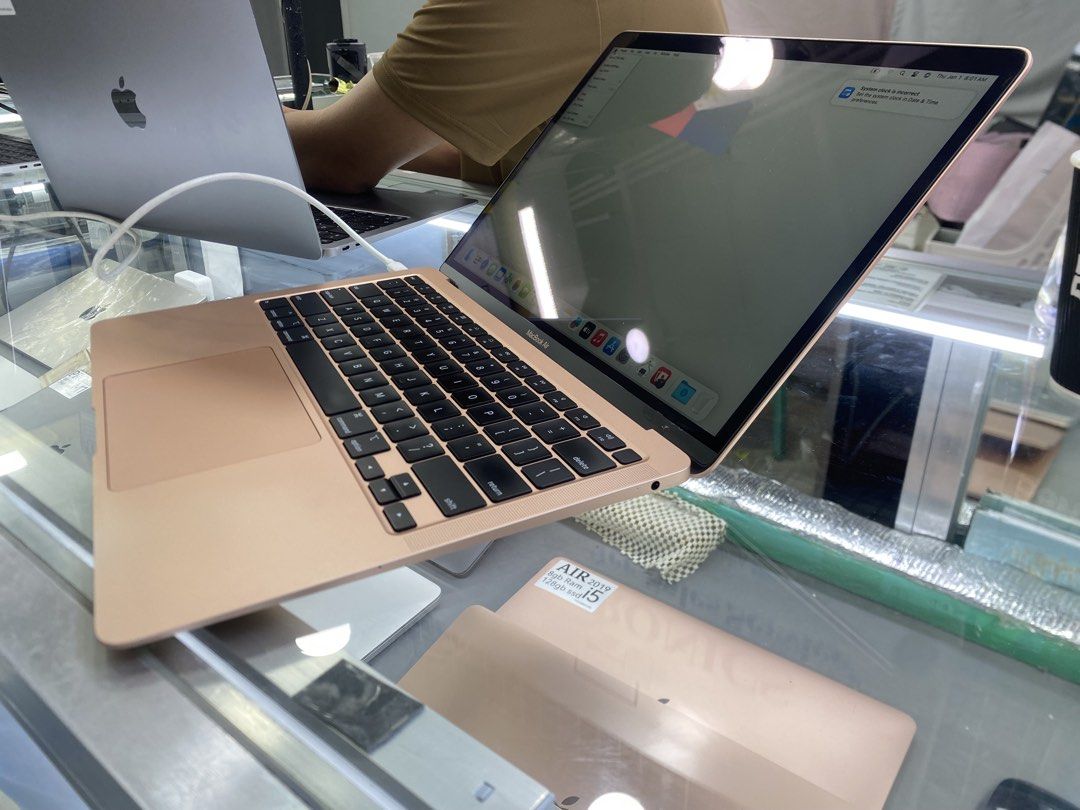 MACBOOK AIR 2020 8/256GB (Category: Laptops & Notebooks) located in Manila. Submitted by westclutchtradinggadgetinco. (Listing ID 1442124026, Image 3). Description: OPEN FOR INSTALLMENT PM FOR INQUIRIES SALE OR SWAP ! MABILIS KAUSAP ! LEGIT SELLER ! W/ WARRANTY 💯💯💯 •MACBOOK AIR 2020 •8 GB MEMORY 256 GB STORAGE (Other storage is also available) •Dual-Core Intel Core i3 •macOS Sequoia 15.7.4 •13.3 -inch Built-in Retina Display •1012 CC •Normal C