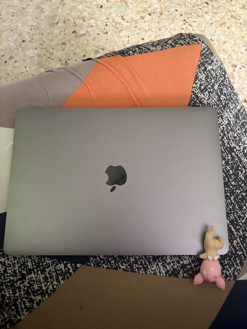 MacBook Pro473717799220029440