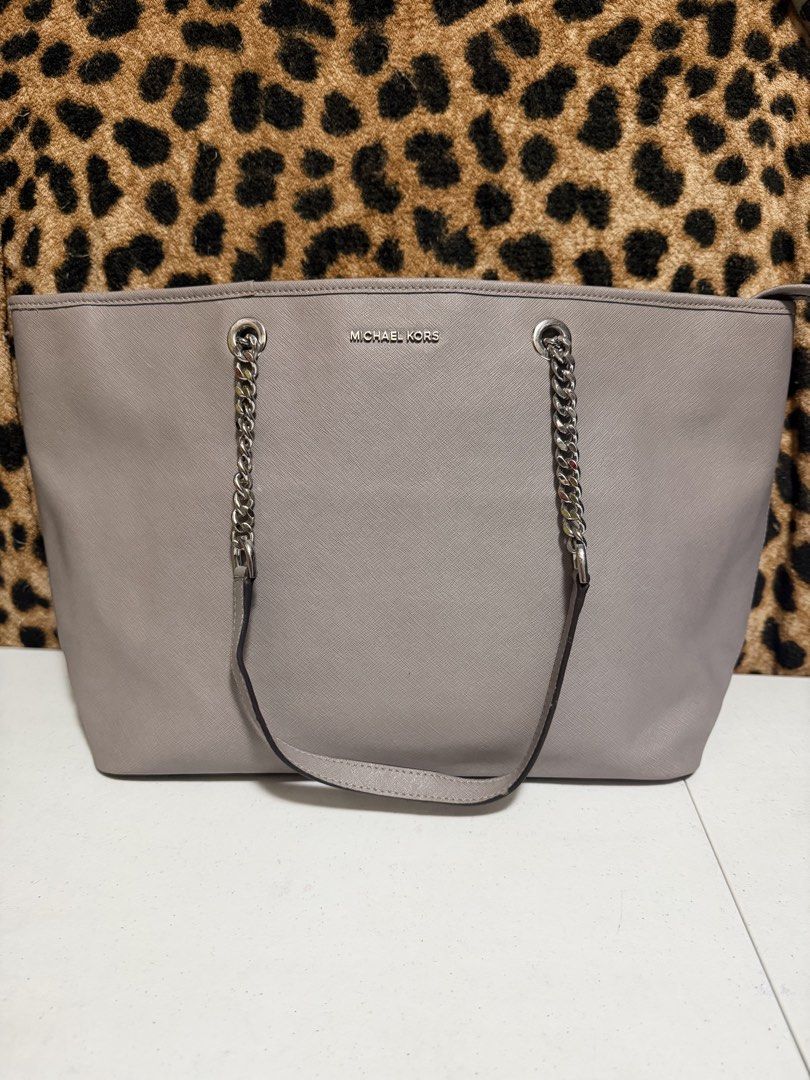 Michael Kors Jet Set Tote Bag (Category: Luxury Bags & Wallets) located in Pasig City. Submitted by armoire_deluxe (Listing ID 1442033558, Image 1). Description: Pre💕 item. In good condition..
