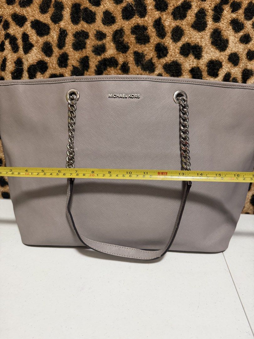 Michael Kors Jet Set Tote Bag (Category: Luxury Bags & Wallets) located in Pasig City. Submitted by armoire_deluxe (Listing ID 1442033558, Image 2). Description: Pre💕 item. In good condition..