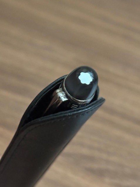 Montblanc Starwalker Midnight Black Ballpoint Pen （分類：飾物及配件）位於 Hong Kong。 由 jobenn 提交（商品編號 1441666403，圖片 3）。簡介： Got it as a gift years ago but not really a pen user. Montblanc StarWalker (Model 105657) Midnight Black ballpoint pen, featuring a black resin barrel and ruthenium-coated fittings. The StarWalker series is known for its modern design, intended to evoke space exploration and the view of Earth from space. The pen utilizes a twist mechani