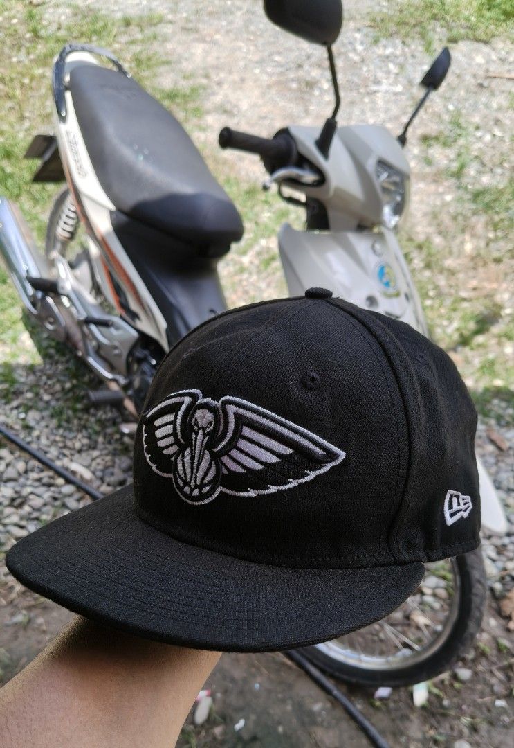 New Era 59FIFTY Black Cap with Wing Logo (Category: Caps & Hats) located in Compostela. Submitted by johnwilz1144610 (Listing ID 1442140930, Image 1). Description: - Brand New Black New Era 59FIFTY Cap - Features iconic embroidered wing logo on the front - Made from 100% Polyester - Adjustable snapback closure for a perfect fit - Ideal for any fan - check photos for condition!.