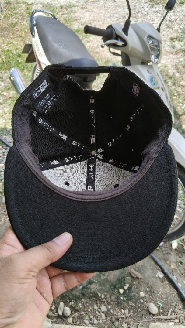 New Era 59FIFTY Black Cap with Wing Logo (Category: Caps & Hats) located in Compostela. Submitted by johnwilz1144610 (Listing ID 1442140930, Image 2). Description: - Brand New Black New Era 59FIFTY Cap - Features iconic embroidered wing logo on the front - Made from 100% Polyester - Adjustable snapback closure for a perfect fit - Ideal for any fan - check photos for condition!.