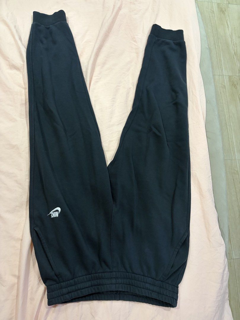 Nike Black Jogger Sweatpants (Category: Joggers) located in Mandaluyong City. Submitted by getbounced (Listing ID 1442084382, Image 1). Description: - Black Nike joggers - Elastic waistband with drawstring - Ribbed cuffs - Two side pockets - Small Nike logo on left leg - Ideal for lounging and workouts.