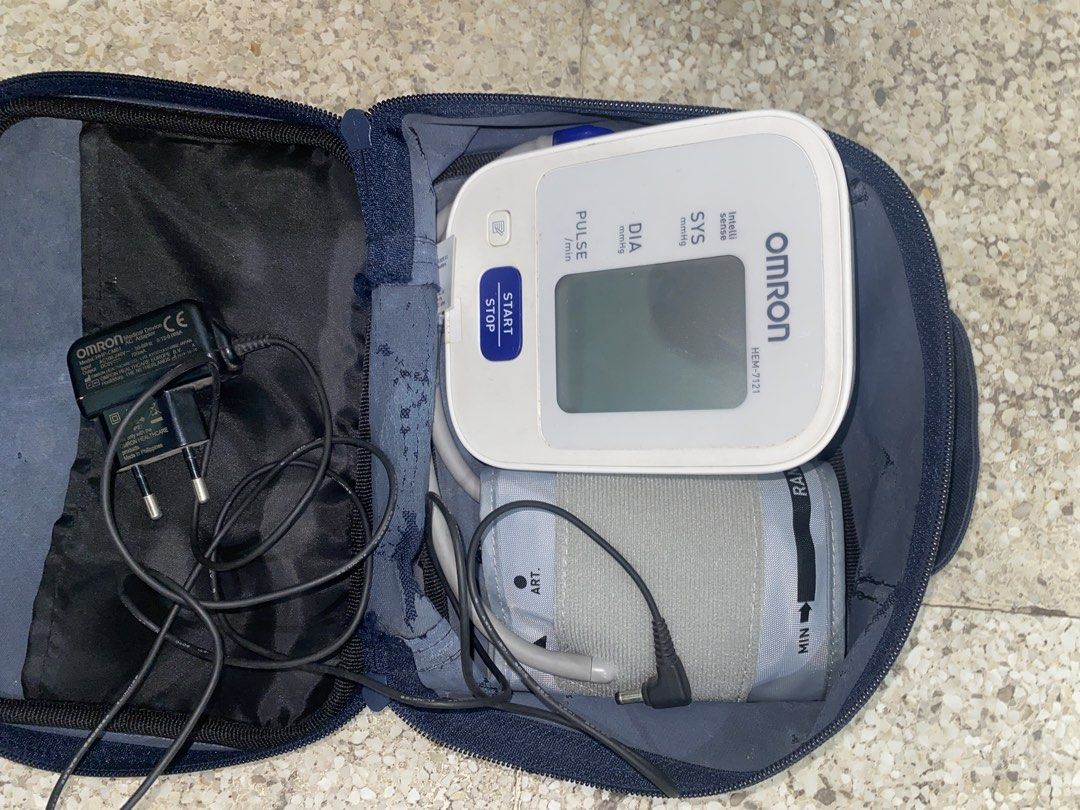Omron Automatic Blood Pressure Monitor HEM-7121 (Category: Health Monitors & Weighing Scales) located in Manila. Submitted by tavorafrancis8096 (Listing ID 1442077756, Image 2). Description: - Omron Automatic Blood Pressure Monitor - Model: HEM-7121 - Includes: Cuff, AC adapter, Storage bag - Power Options: 4 AA batteries or AC adapter - Features: Easy to use, ideal for home health monitoring.