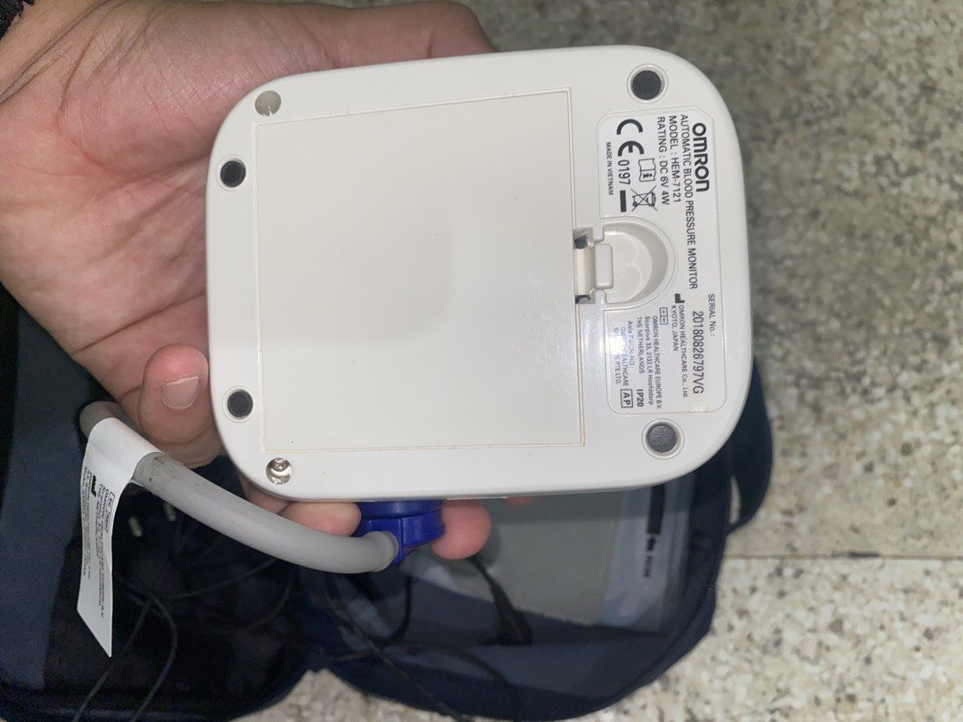 Omron Automatic Blood Pressure Monitor HEM-7121 (Category: Health Monitors & Weighing Scales) located in Manila. Submitted by tavorafrancis8096 (Listing ID 1442077756, Image 3). Description: - Omron Automatic Blood Pressure Monitor - Model: HEM-7121 - Includes: Cuff, AC adapter, Storage bag - Power Options: 4 AA batteries or AC adapter - Features: Easy to use, ideal for home health monitoring.