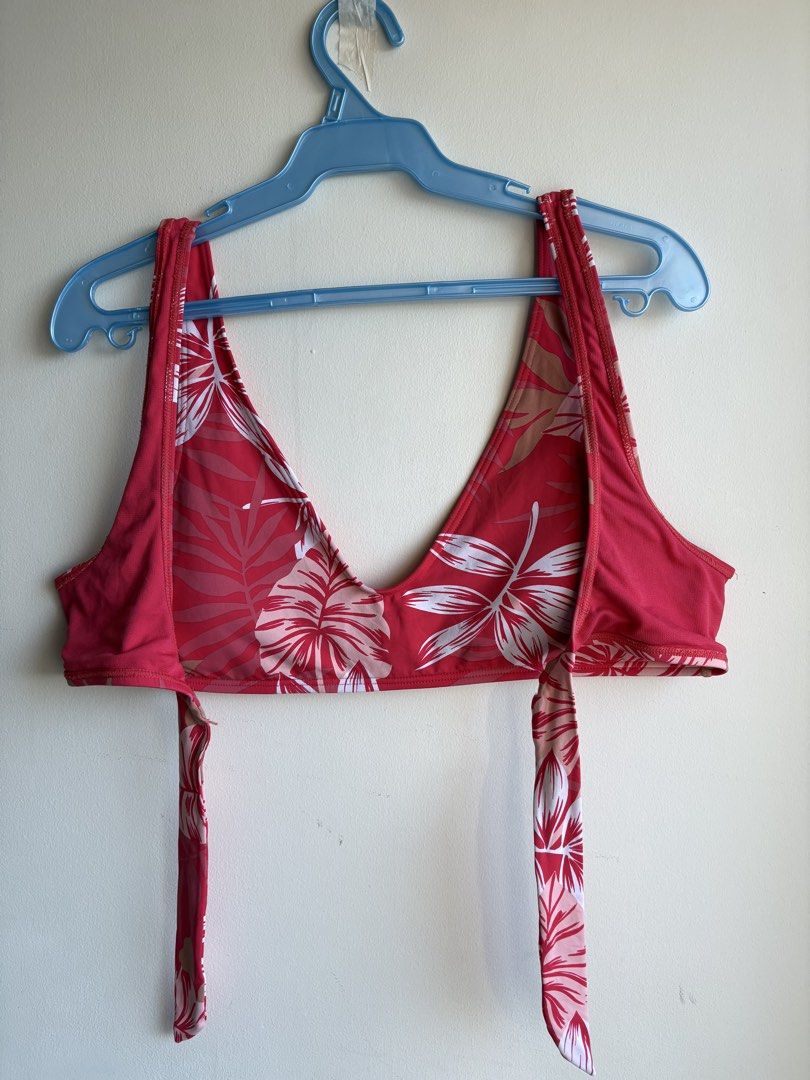 ORIGINAL ROXY LARGE BRALETTE BIKINI TOP (Category: Bikinis & Swimsuits) located in Taguig. Submitted by herairness23 (Listing ID 1441980881, Image 2). Description: • original Roxy seaside tropics bralette bikini top (bought at Php 1,350) • XL/TG/EG, AUS XL/14 tag • used only once as in hence, good as new • with thin removable pads • total length of bra is approximately 127cm • length of the stretchable part is approximately 71cm • rfs: does not f