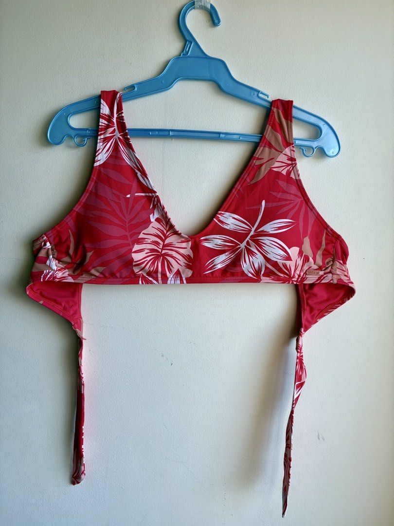 ORIGINAL ROXY LARGE BRALETTE BIKINI TOP (Category: Bikinis & Swimsuits) located in Taguig. Submitted by herairness23 (Listing ID 1441980881, Image 1). Description: • original Roxy seaside tropics bralette bikini top (bought at Php 1,350) • XL/TG/EG, AUS XL/14 tag • used only once as in hence, good as new • with thin removable pads • total length of bra is approximately 127cm • length of the stretchable part is approximately 71cm • rfs: does not f