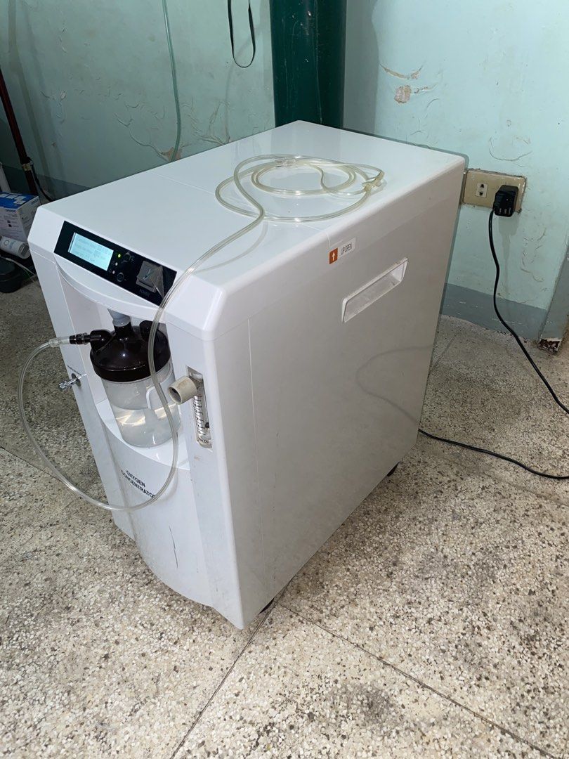 Oxygen Concentrator (Category: Medical Supplies & Tools) located in Manila. Submitted by tavorafrancis8096 (Listing ID 1442075276, Image 2). Description: - White oxygen concentrator - Digital display for easy monitoring - Adjustable flow meter - Includes humidifier bottle and tubing - Ready to use for home oxygen therapy.