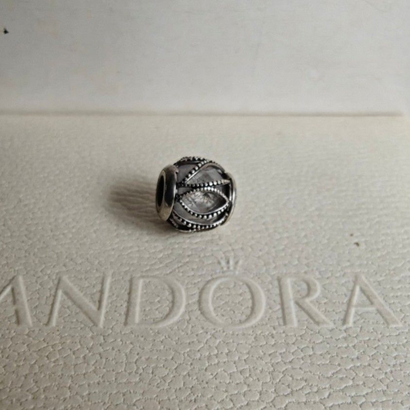 Pandora intertwining radiance charm (Category: Charms) located in Makati City. Submitted by ly12eb (Listing ID 1441986835, Image 1). Description: Authentic Excellent condition.