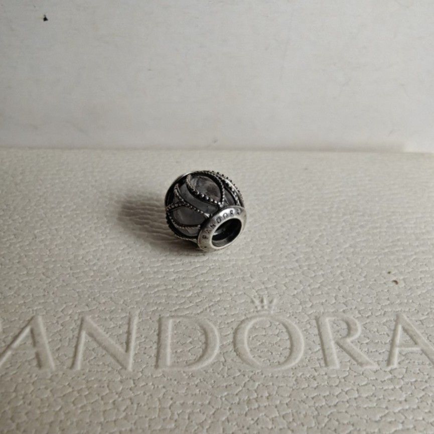 Pandora intertwining radiance charm (Category: Charms) located in Makati City. Submitted by ly12eb (Listing ID 1441986835, Image 2). Description: Authentic Excellent condition.